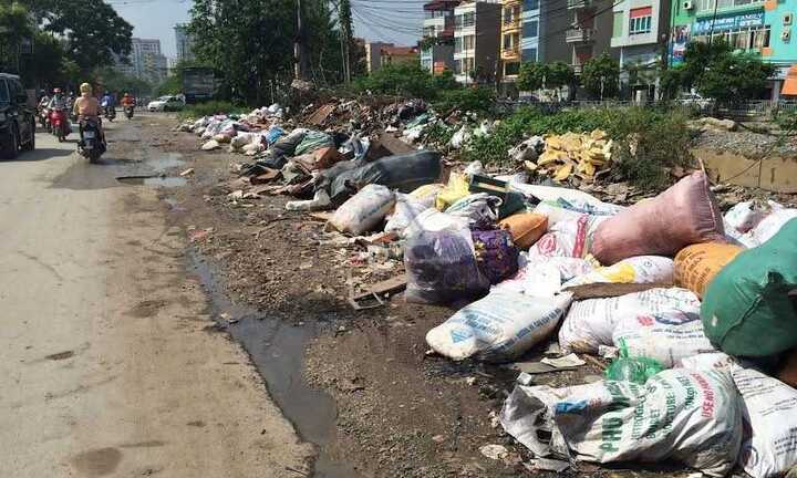 Kinh hãi 'con đường rác thải' giữa lòng Thủ đô