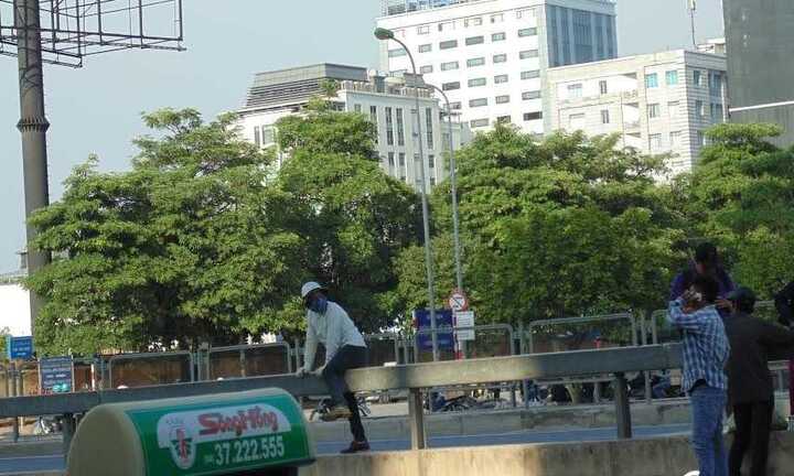 Thách thức 'tử thần', dân Thủ đô ngang nhiên trèo qua dải phân cách