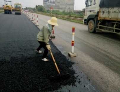 Cố tình thi công dưới trời mưa, nhà thầu phải bóc toàn bộ thảm nhựa mặt đường Quốc lộ 18