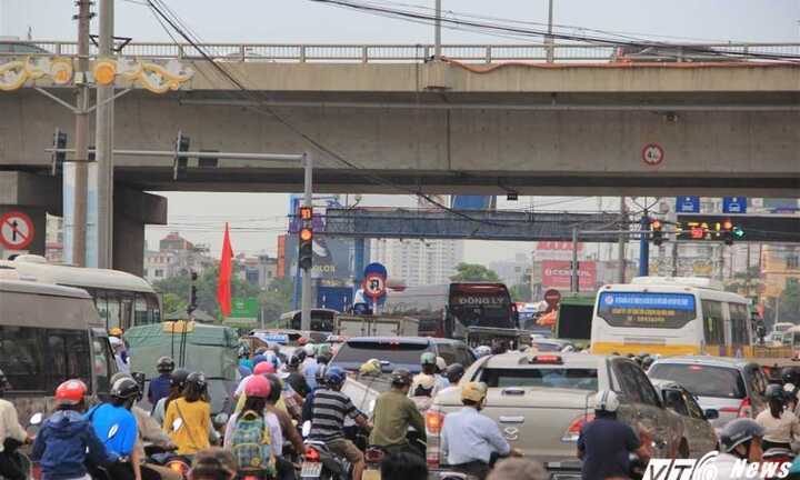 Cửa ngõ Thủ đô quá tải, nhiều người mệt mỏi ngủ gục chờ xe