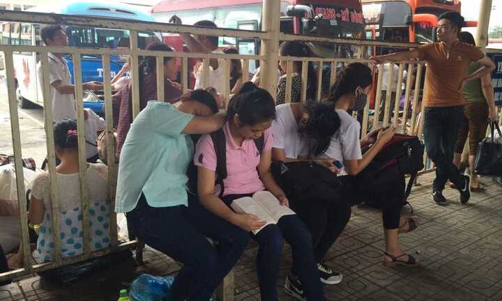 Dòng người chen lấn, hối hả, mệt phờ phạc tại bến xe sáng 2/9