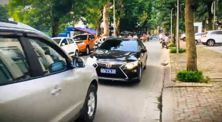 Xe biển xanh chạy lấn làn bị ô tô ép lùi hàng chục mét có được ưu tiên?