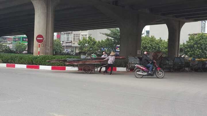 Xe 'máy chém' vẫn ngang nhiên đi trên phố thách thức cảnh sát giao thông