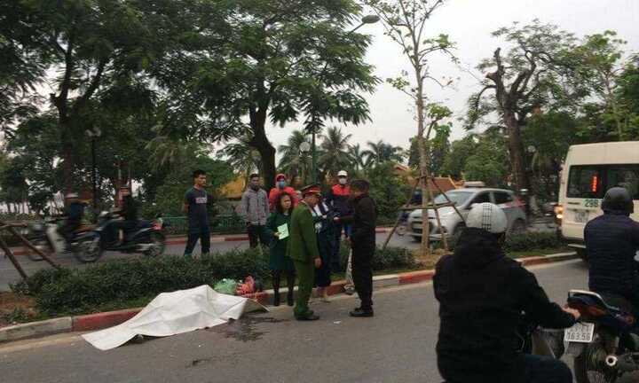 Đang đi xe máy, cụ ông ngã ra đường thiệt mạng