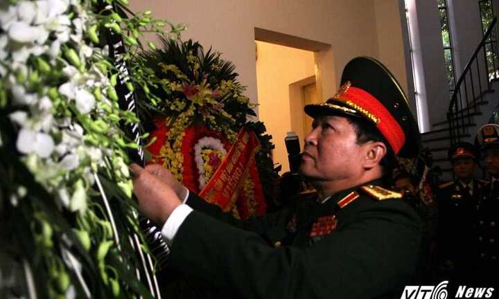 Đại tướng Ngô Xuân Lịch viếng Chủ tịch Cuba Fidel Castro