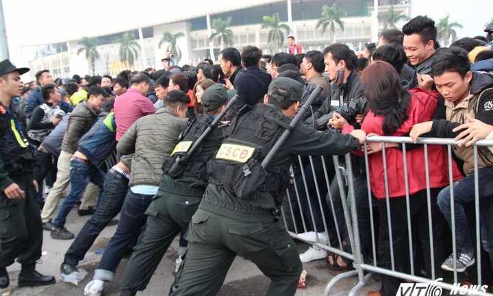 Nghìn người chen lấn mua vé bán kết Việt Nam - Indonesia, 2 triệu đồng/cặp vé chợ đen