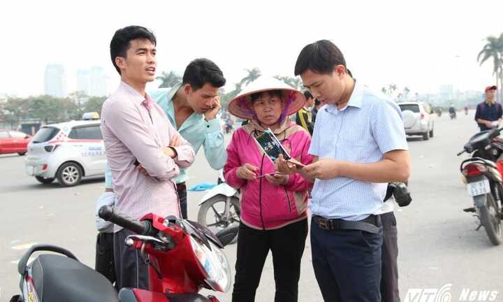 Bán kết AFF Cup 2016: Phe vé bủa vây, kéo cả gia đình xếp hàng mua vé Việt Nam vs Indonesia