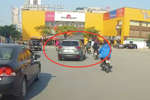 Triệu tập phó giám đốc doanh nghiệp lái xe Mazda đâm người rồi bỏ chạy