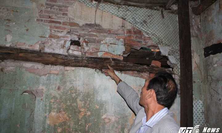 Sống trong căn nhà triệu USD, vợ chồng già thấp thỏm sợ sập