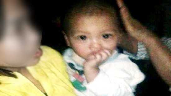 Bé trai hơn 1 tuổi bị bỏ rơi trước cửa nhà dân