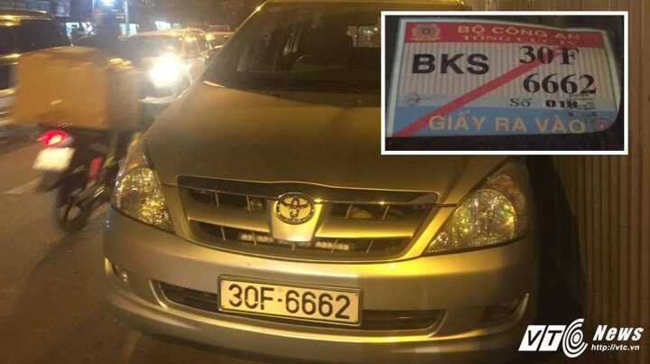 Video: Xe gắn thẻ ra vào Bộ Công an ngang ngược đậu ngược chiều cản đường giờ cao điểm