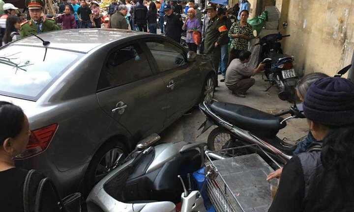 Giải cứu cháu bé kẹt dưới gầm ô tô mất lái