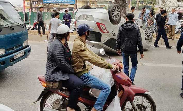 Đi chợ Tết, xe ô tô chở 2 mẹ con bị lật ngửa giữa Thủ đô