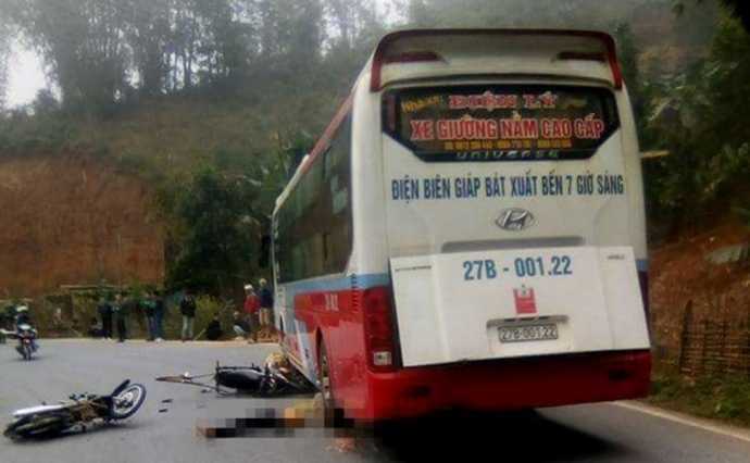 Ngã ra đường sau va chạm, người phụ nữ bị xe khách cán chết
