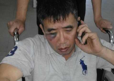 Nhóm côn đồ hung hãn lao vào nhà dân đập phá, đánh 3 bố con trọng thương