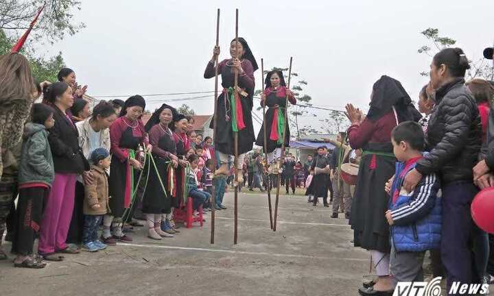 Xem phụ nữ đi cà kheo ở lễ hội Lồng Tồng của người Cao Lan