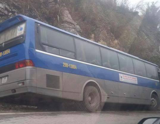 Xe ô tô chở học sinh tông chết một phụ nữ rồi lao vào vách núi