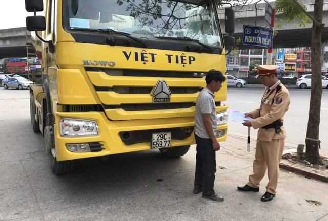 Va chạm với xe bồn, nữ sinh đi xe đạp điện chết thảm: Tài xế chạy vào giờ cấm