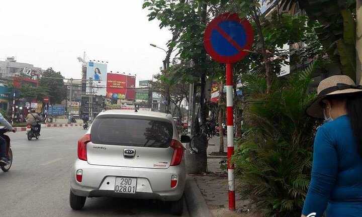 Thách thức biển cấm, xe ô tô vẫn 'cướp' lòng đường