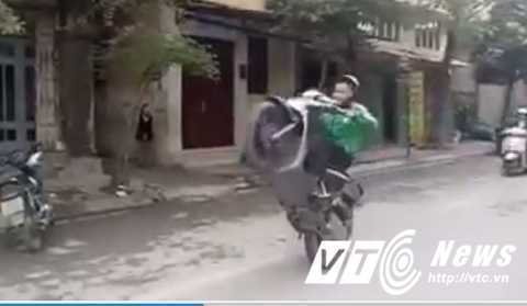 Clip 'quái xế' GrabBike bốc đầu xe máy trên phố khiến người xem thót tim