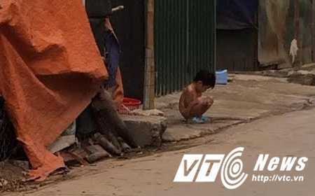 Phẫn nộ mẹ bắt con trai 3 tuổi cởi truồng, đứng giữa trời mưa