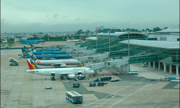 Hành khách tố nhân viên hàng không nhặt được 5.200USD không trả: Công an vào cuộc