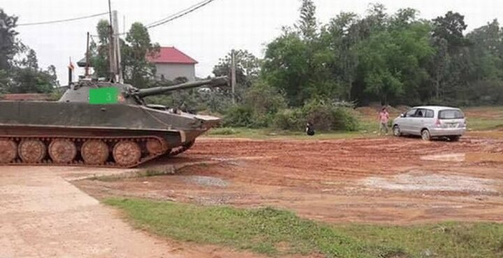 Xe Innova méo xẹo sau cú va chạm với xe tăng ở Vĩnh Phúc