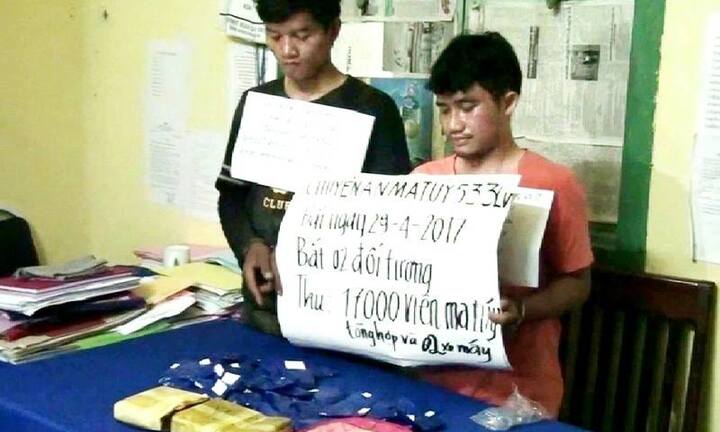 Bắt 2 đối tượng người Lào, trong túi xách chứa 17.000 viên ma túy
