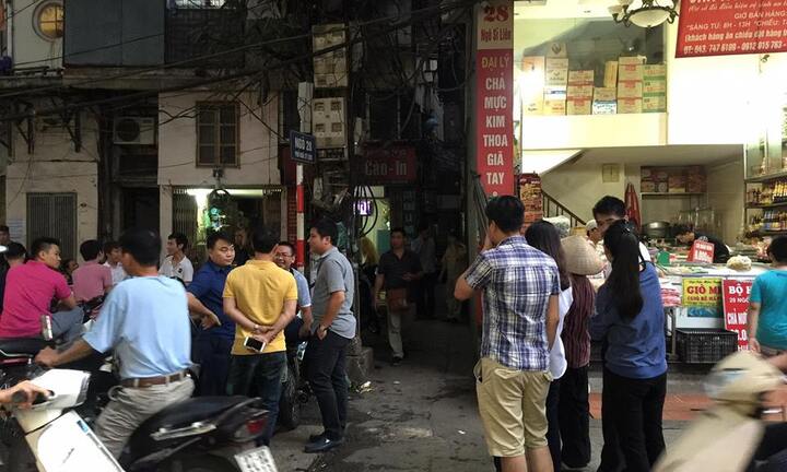 Công an Hà Nội bao vây kẻ đâm người cố thủ trong nhà