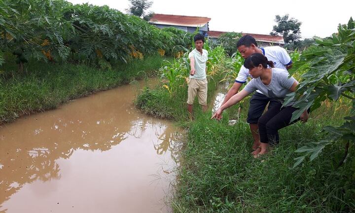 Mẹ thất thần tự tay vớt thi thể con trai nhiều dấu hiệu bất thường dưới mương nước
