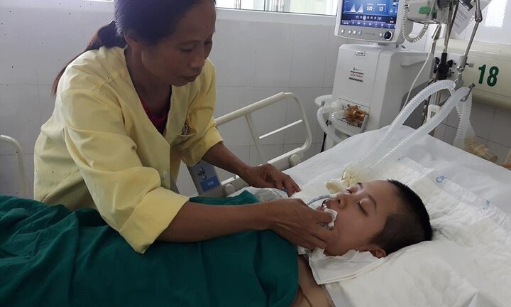 Đi dạy thêm kiếm tiền đóng học, nữ sinh đau đớn phát hiện đã mắc bệnh hiểm nghèo