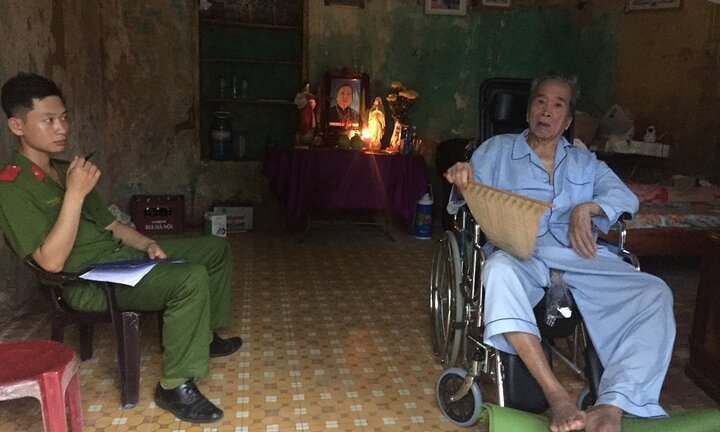 Xôn xao chuyện công an canh giữ trước cửa nhà cụ ông 85 tuổi ở Ninh Bình