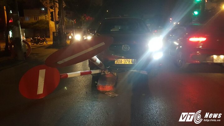 Video: Xe Mazda CX5 húc bay 2 biển báo, trèo lên dải phân cách trên phố Hà Nội