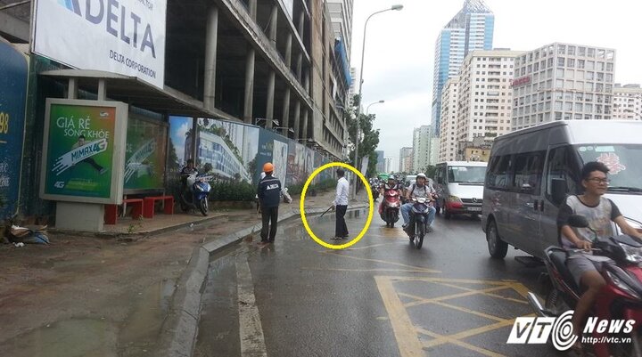 Thanh sắt ‘từ trên trời rơi xuống’ suýt trúng đầu người đi đường ở Hà Nội