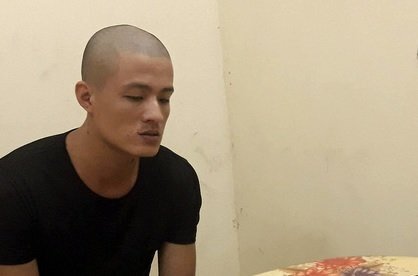 Đi xe đạp qua cánh đồng vắng, một phụ nữ bị cưỡng hiếp