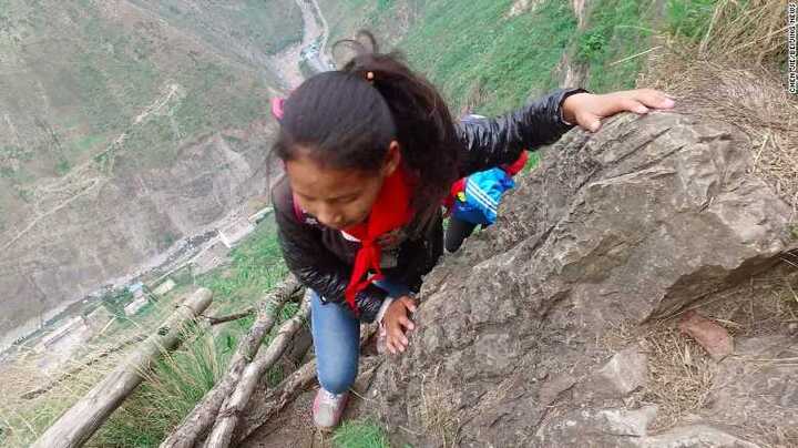 Con đường đi học nguy hiểm sởn da gà của trẻ em Trung Quốc