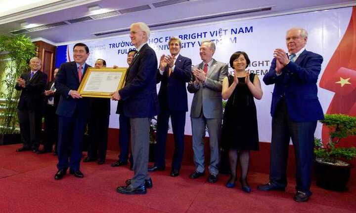Bob Kerrey làm lãnh đạo ĐH Fulbright VN, báo Mỹ có quan điểm ra sao?