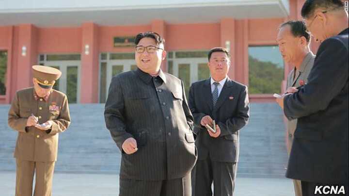 Triều Tiên tung ảnh ông Kim Jong-un cầm thuốc cháy dở giữa chiến dịch kêu gọi bỏ thuốc lá