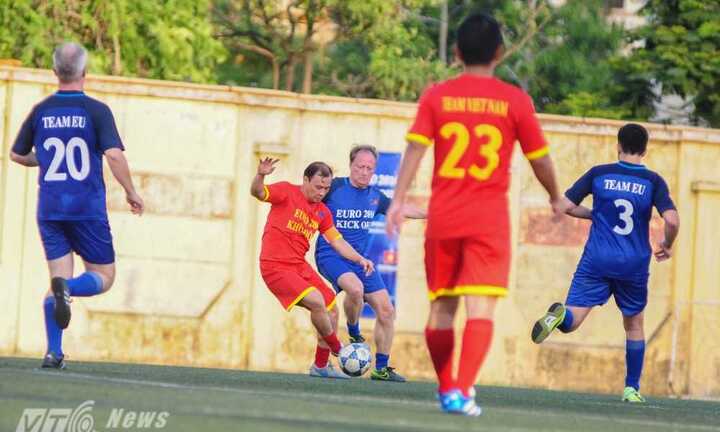 Trận cầu nảy lửa giữa Bộ Ngoại giao Việt Nam và các Đại sứ quán châu Âu mừng EURO 2016