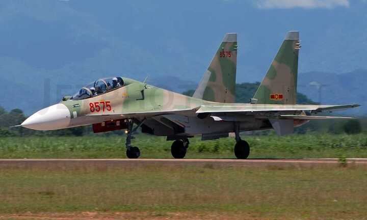 Cận cảnh tiêm kích Sukhoi Su-30MK2