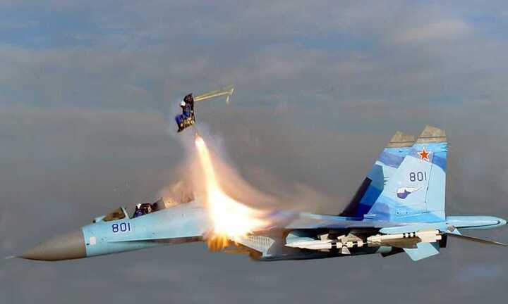 Phi công nhảy dù khỏi máy bay Su-30MK gặp nạn thế nào?