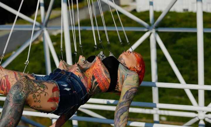 Rùng mình xem cô gái xăm trổ treo người lơ lửng trên móc câu xuyên da thịt