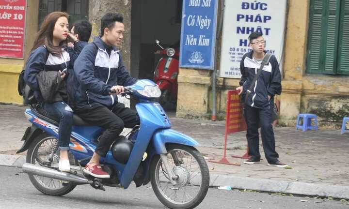 Học sinh Hà thành ngang nhiên đầu trần đi xe máy giữa phố