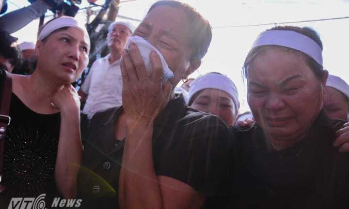 Người thân, đồng đội đón phi công Trần Quang Khải trở về quê nhà