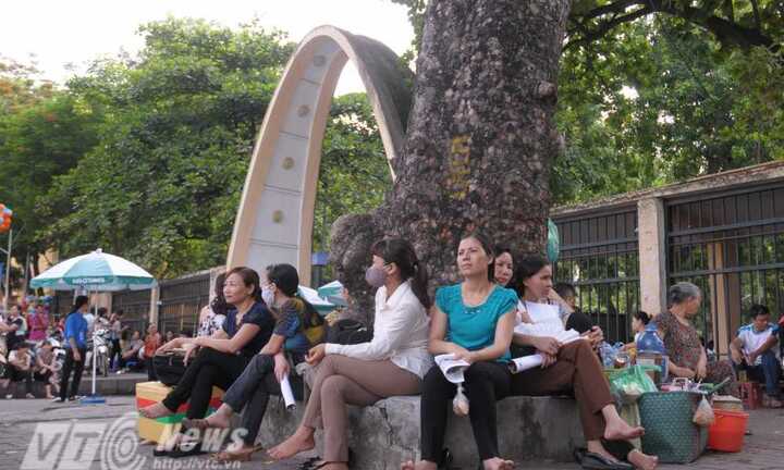 Ảnh: Phụ huynh vạ vật chờ sĩ tử thi môn Toán