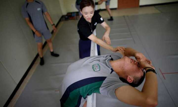 Binh sỹ Hàn Quốc oằn mình tập múa ba lê