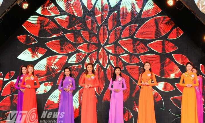 Thí sinh Hoa hậu Việt Nam thướt tha trong tà áo dài nền nã