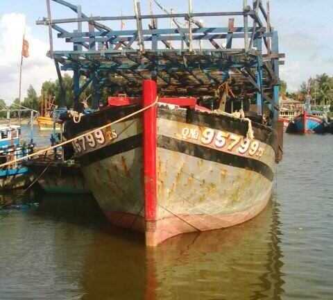 Tàu cá ngư dân mắc cạn ở cửa sông 'dài cổ' chờ lực lượng cứu hộ