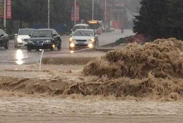 Lũ lụt khủng khiếp ở Trung Quốc, 75 người chết, mất tích