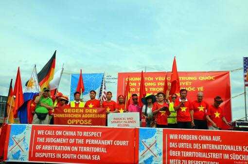 Người Việt ở Đức biểu tình yêu cầu Trung Quốc tôn trọng phán quyết của Tòa trọng tài